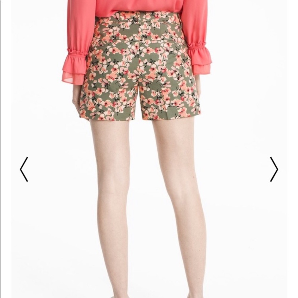 ⭐️ White House Black Market 5' Floral Shorts - Picture 3 of 14